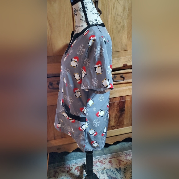 Joe Boxer gray peguine and snowflake holiday scrub top. Size medium. - Picture 6 of 6